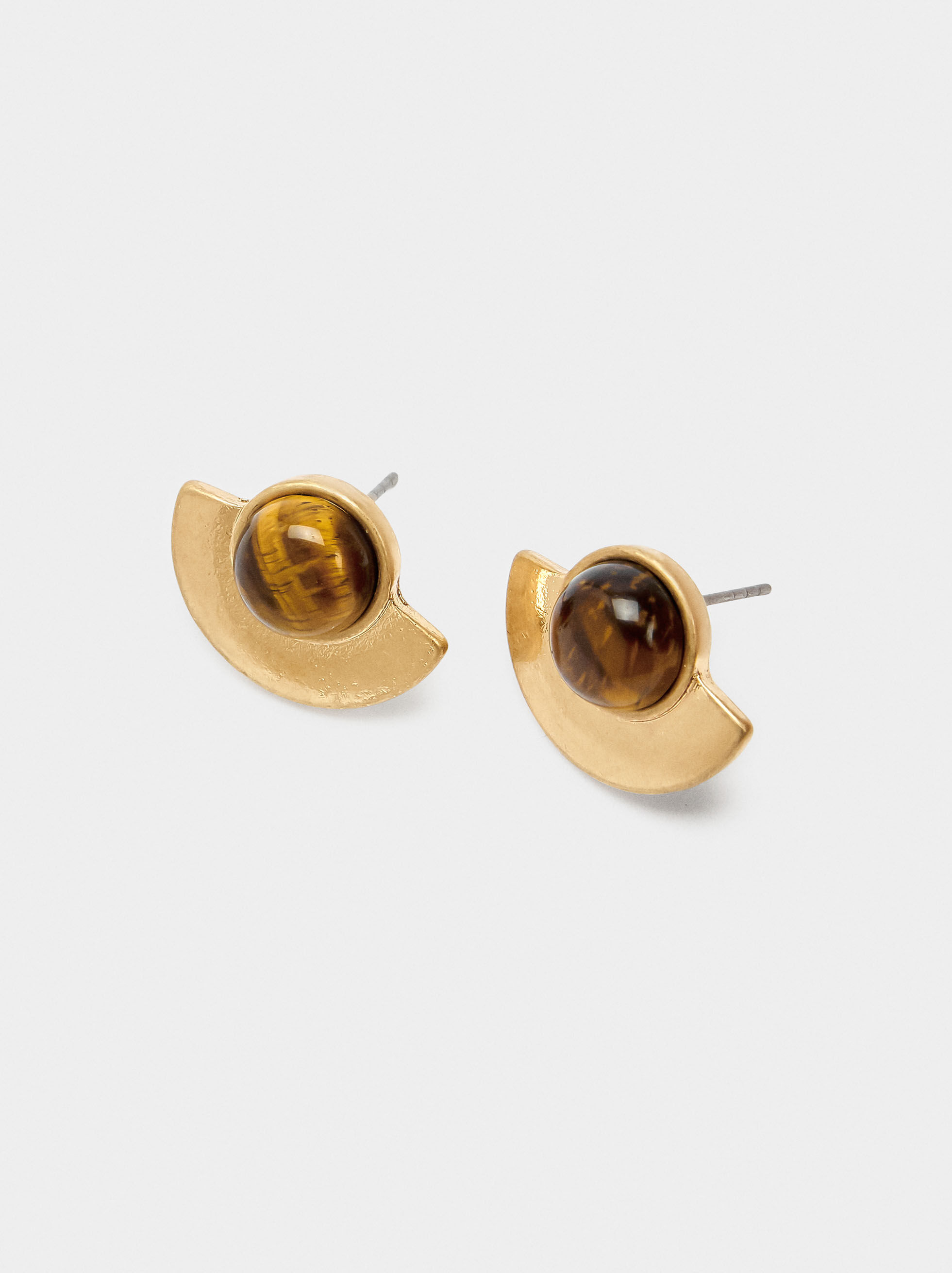 Fan-shaped earrings with stone