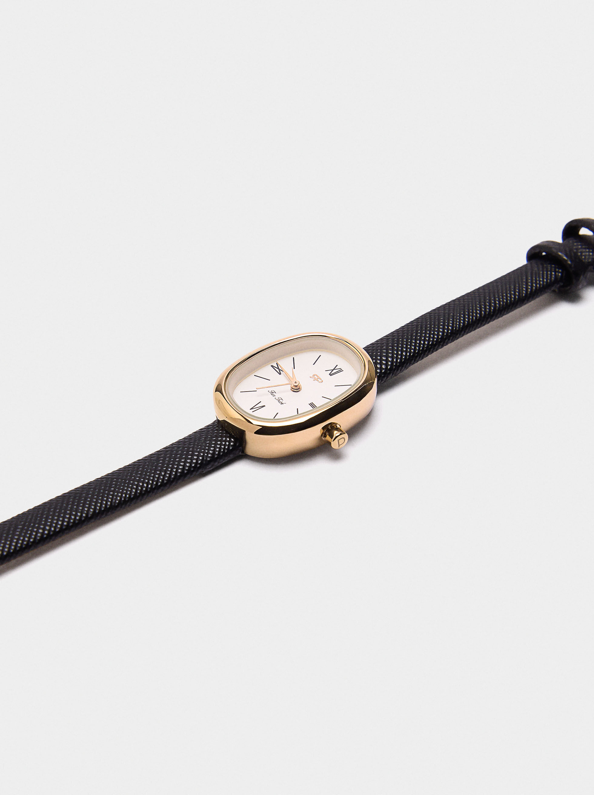 Oval watch with textured bracelet