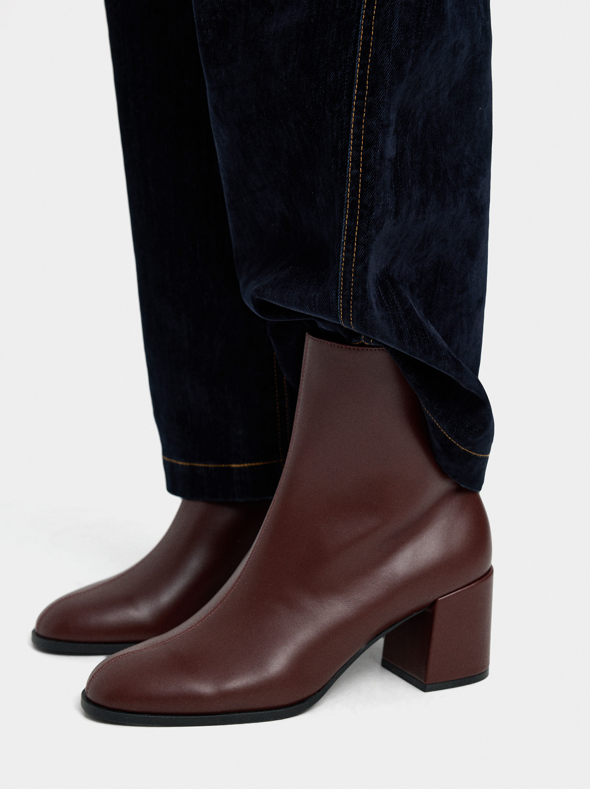 Wide heel ankle boots with marked topstitching