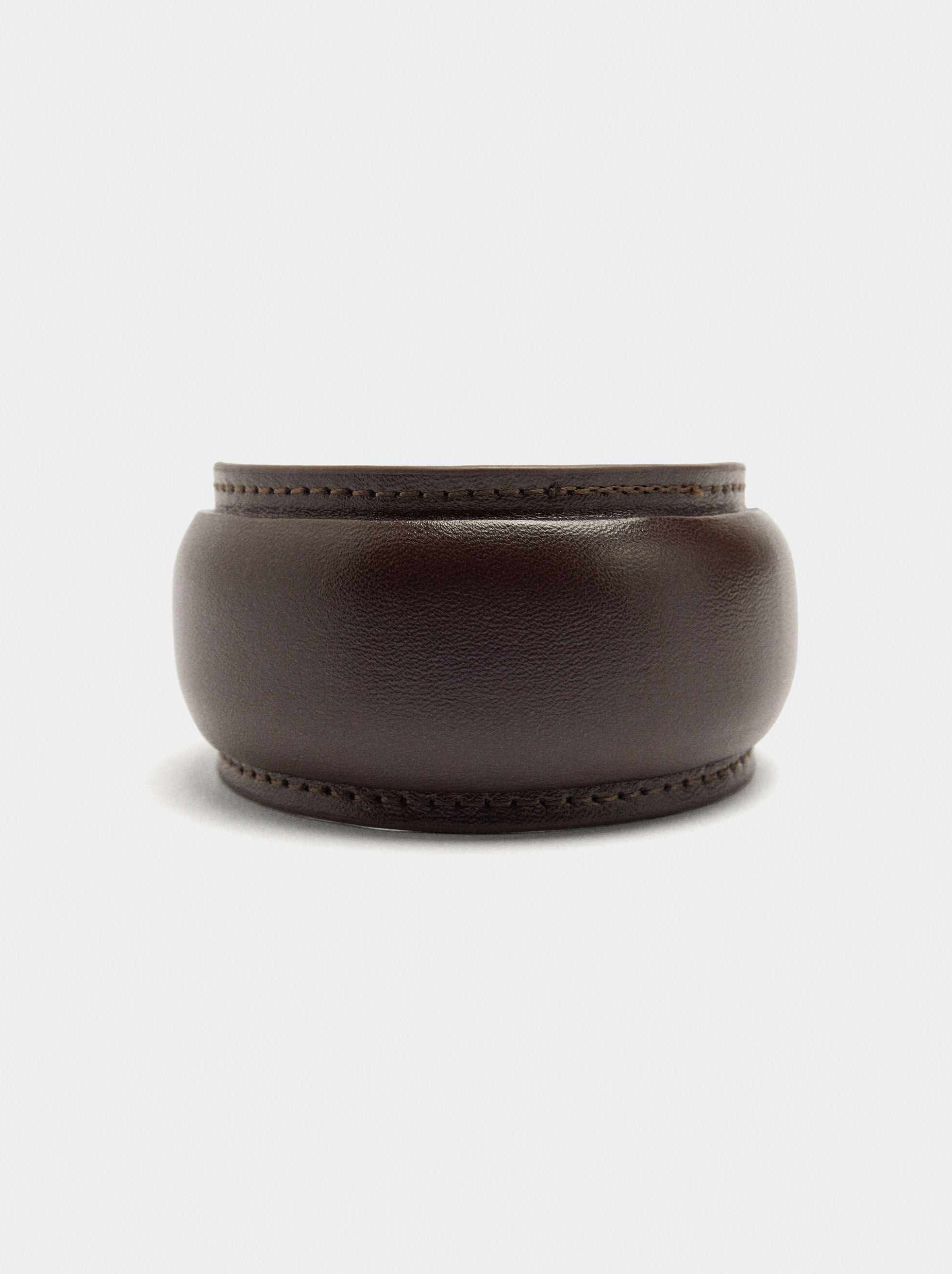 Rigid bracelet with skin effect