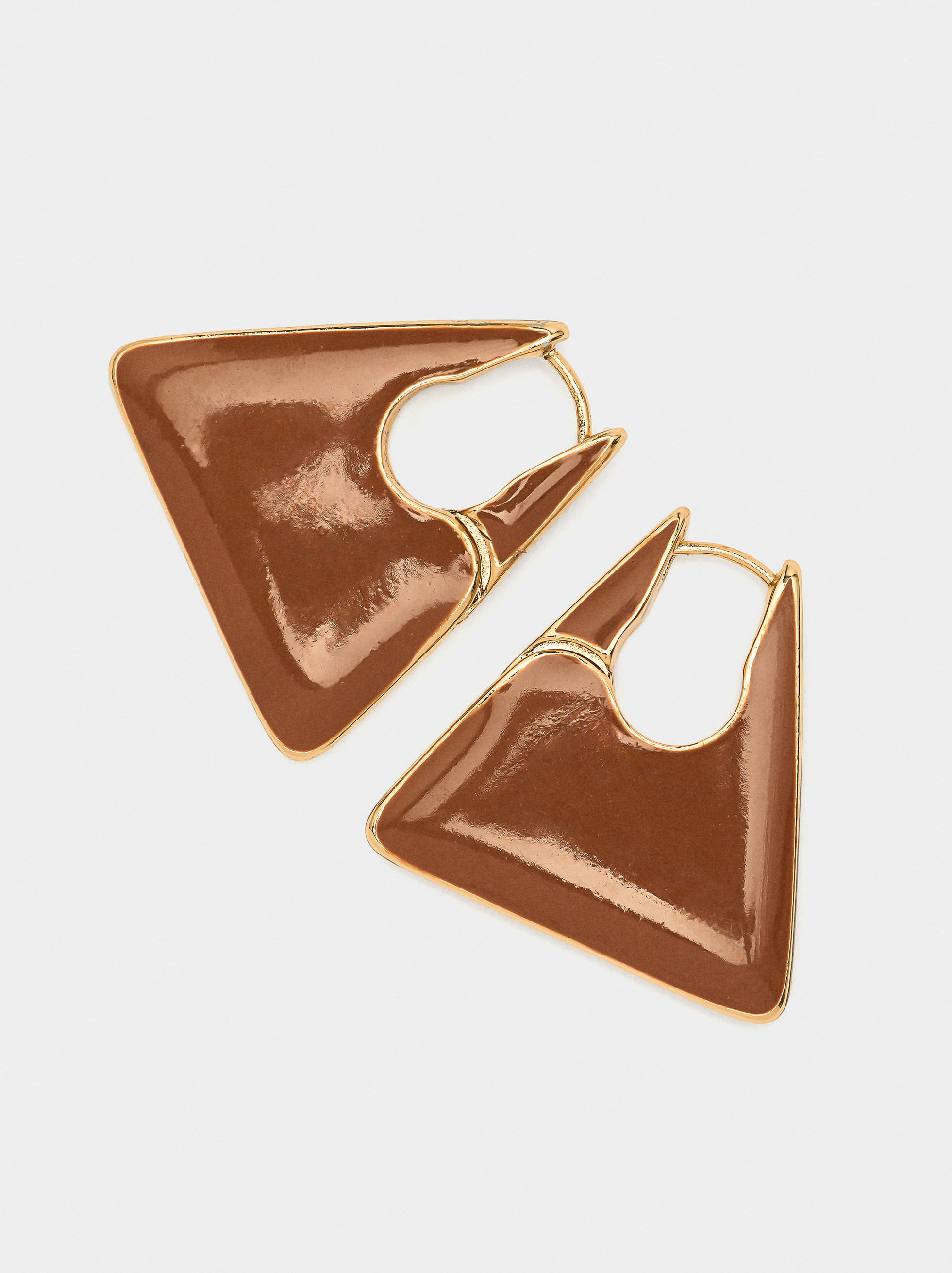 Triangle-shaped earrings with enamel