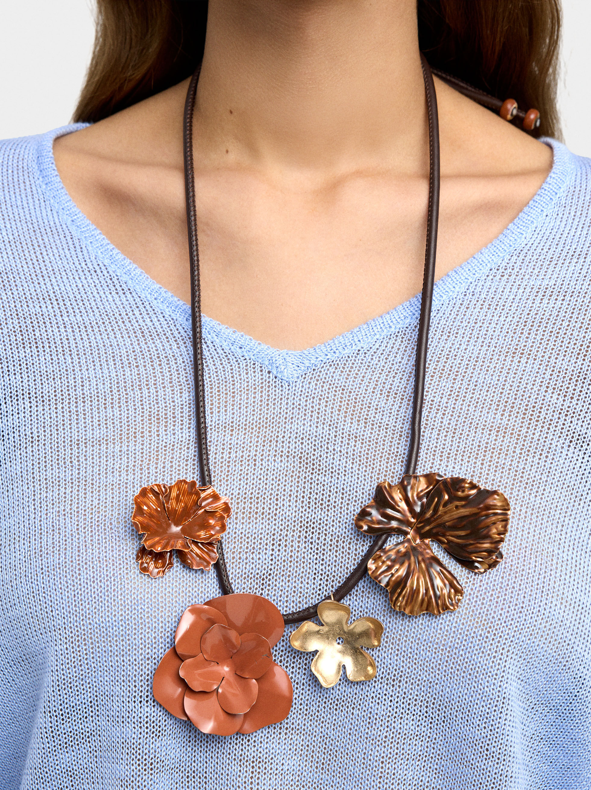 Adjustable chain necklace with enamel flowers