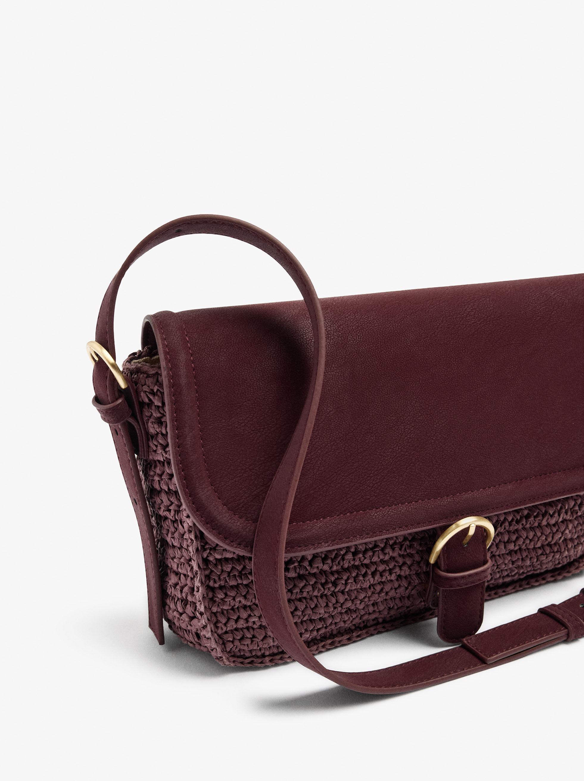 Shoulder bag with straw effect and flap