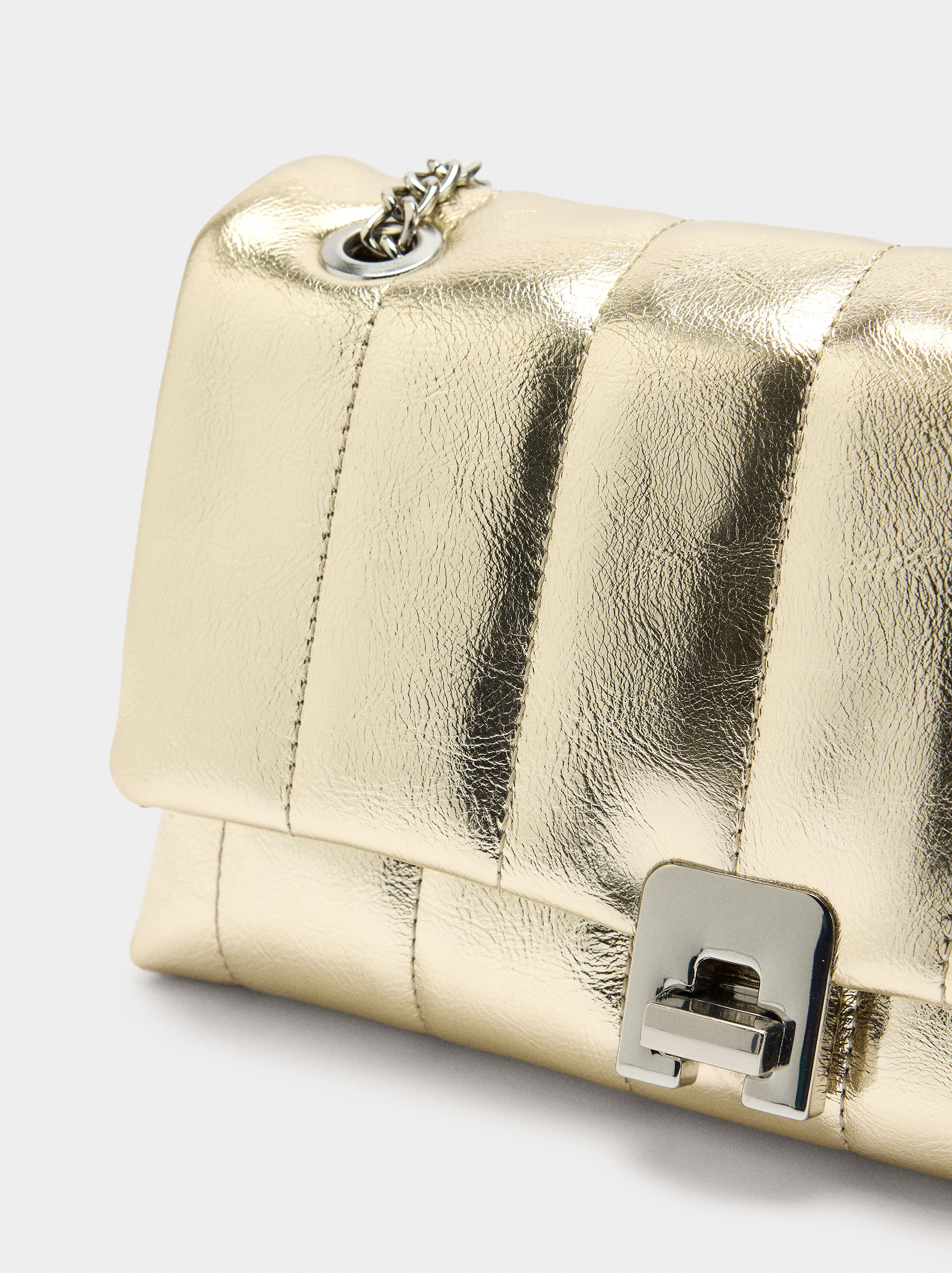 Padded shoulder bag