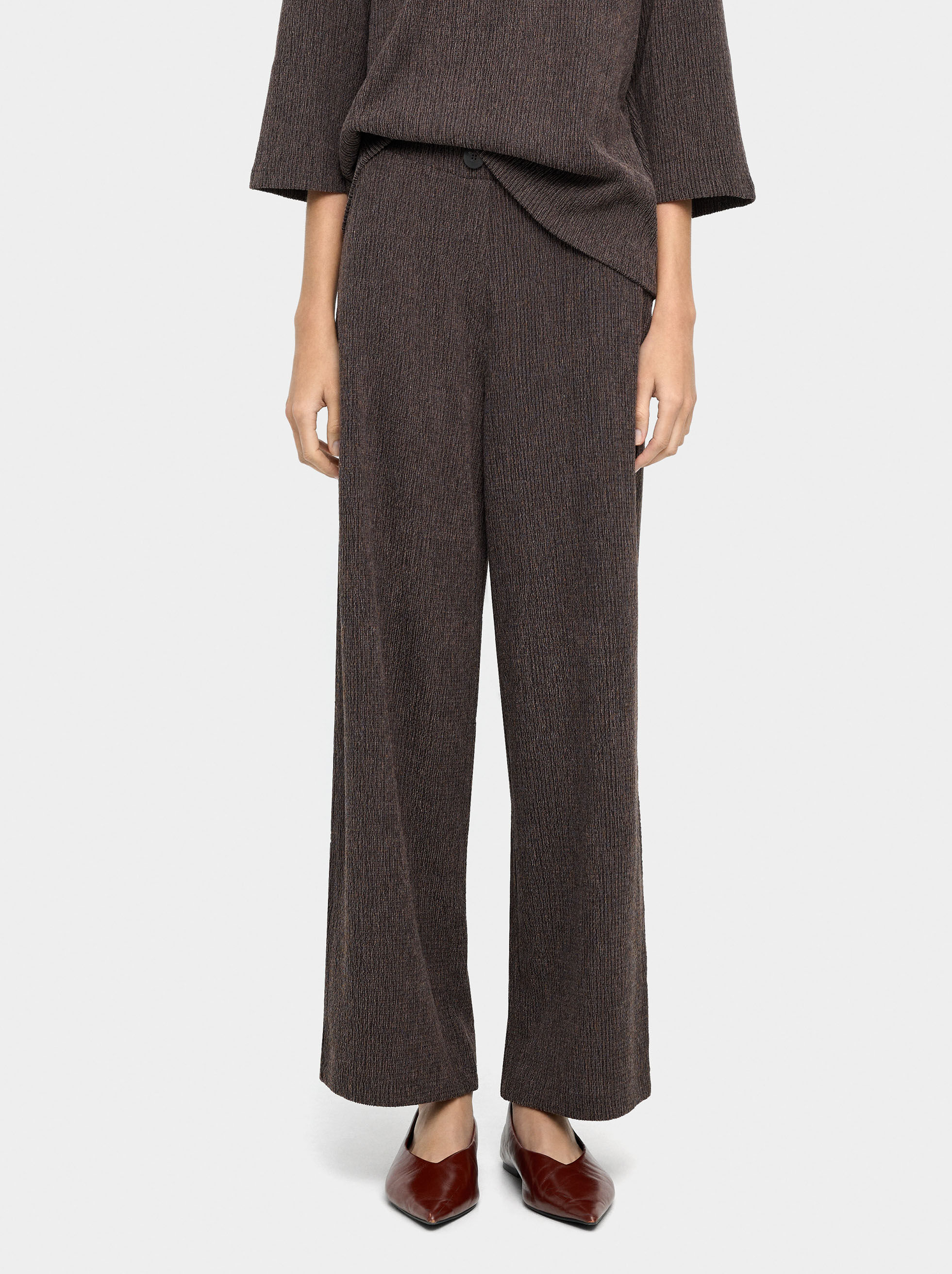 Pants with pockets and texture
