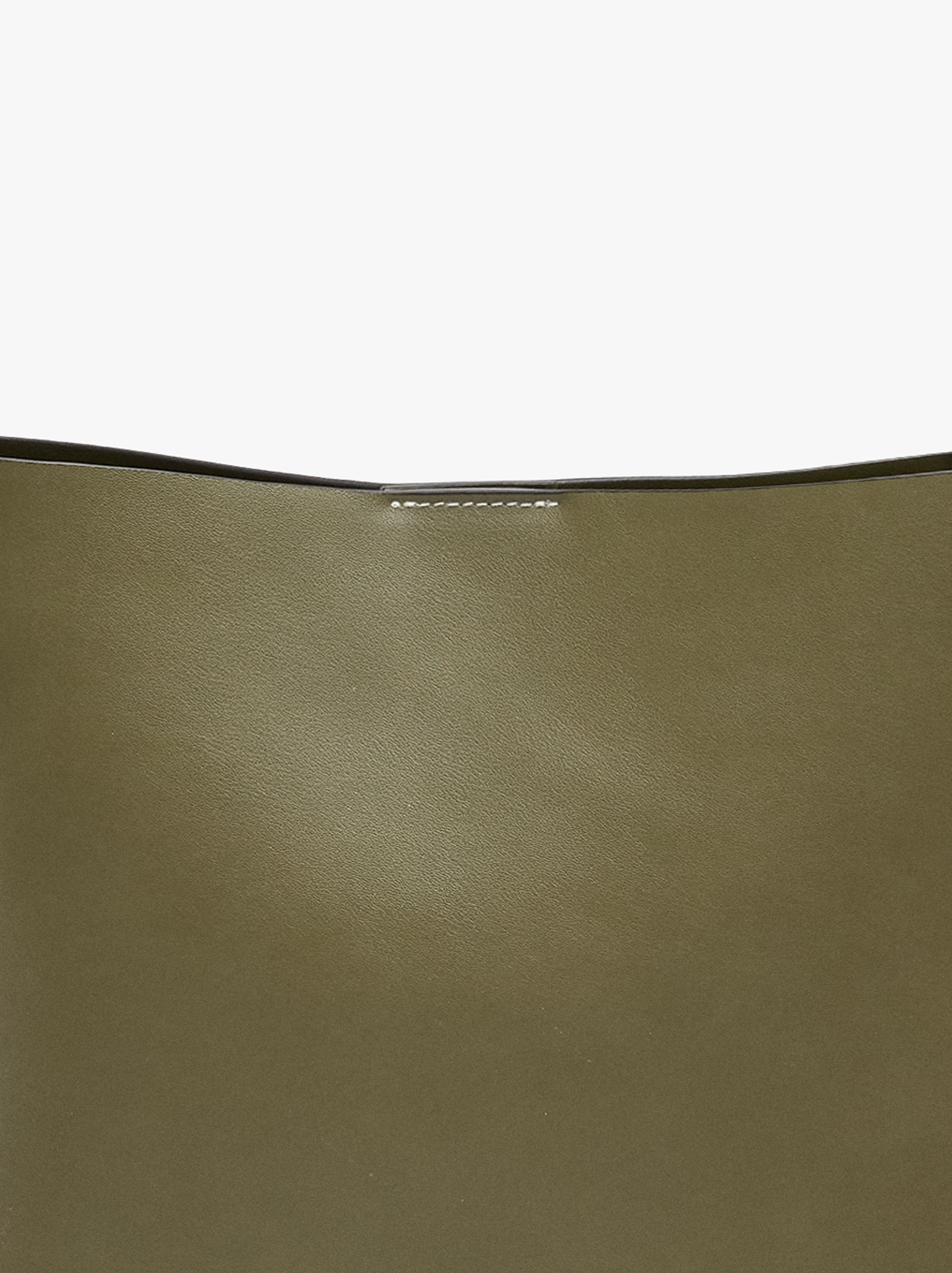 Solid shoulder bag with removable pouch