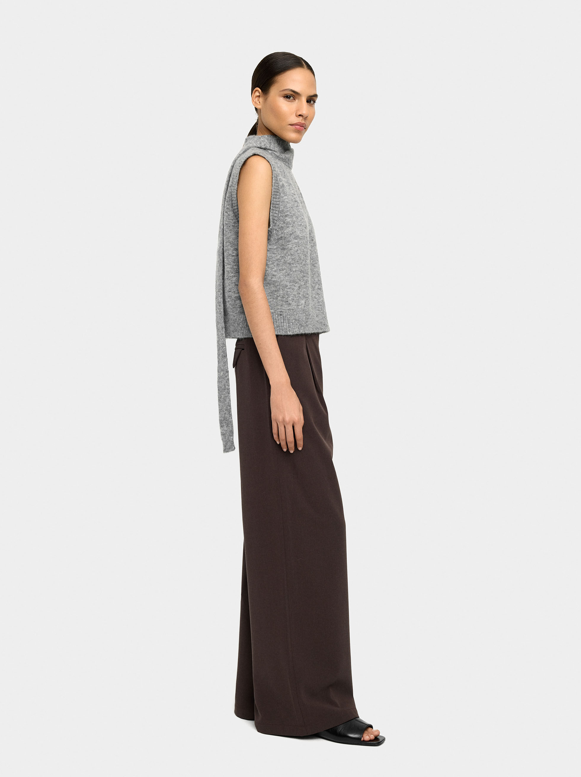 Pleated fluid trousers
