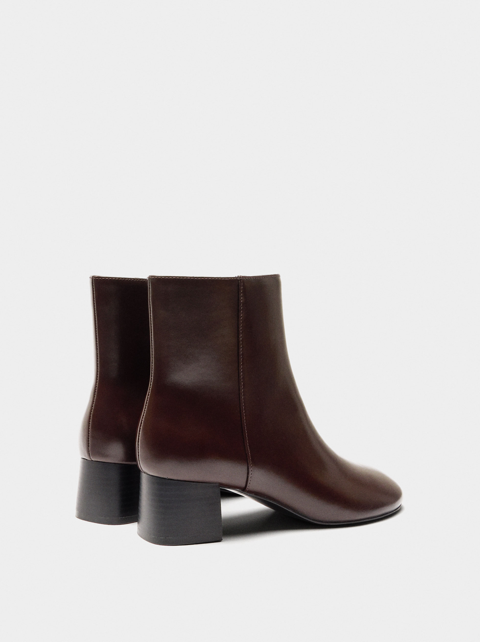 Wide-heel sleek ankle boots
